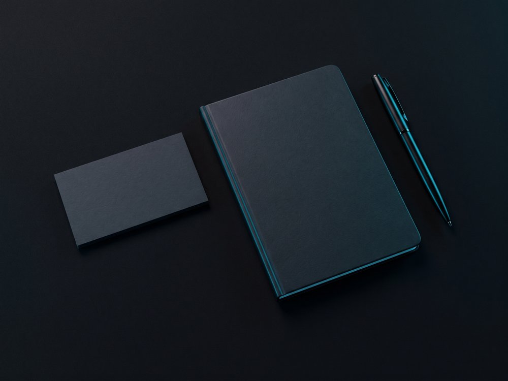 Branding-Materialien: Notizbuch, Visitenkarte und Stift